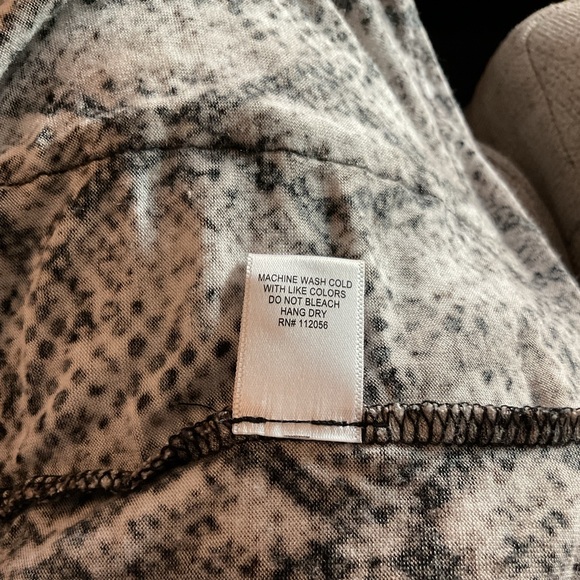 Women's Snakeskin Pattern Lightweight Cardigan - Picture 10 of 11